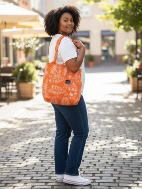 Mailelani’s Orange with white palm leaf pattern includes rolled handles